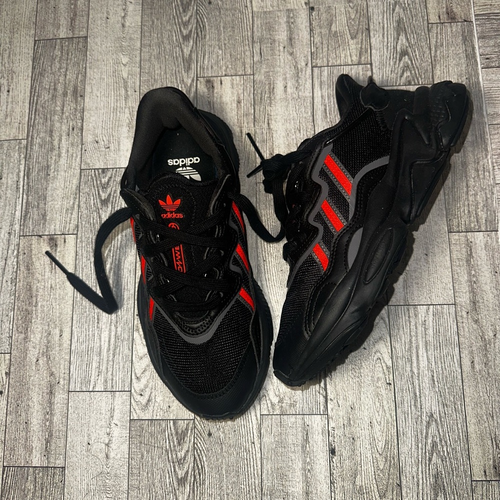 Boys Adidas size 5 “Ozsweego EL I” black and Orange. Worn once!